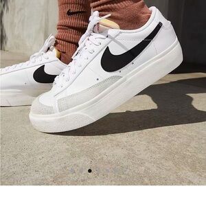 Nike Men's White and Black Low-Top Sneakers